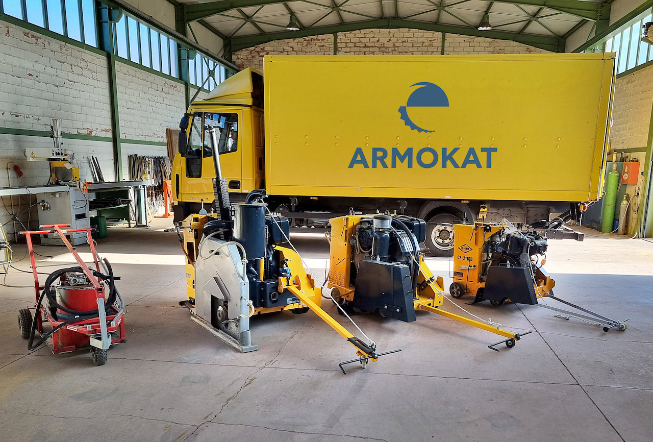 Εργοταξιακός εξοπλισμός Armokat με οχήματα και μηχανήματα κοπής